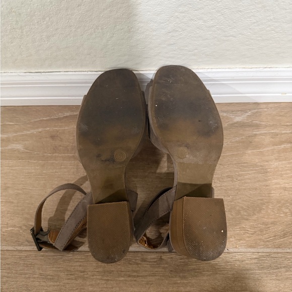 Universal Thread  Heels - Picture 4 of 6